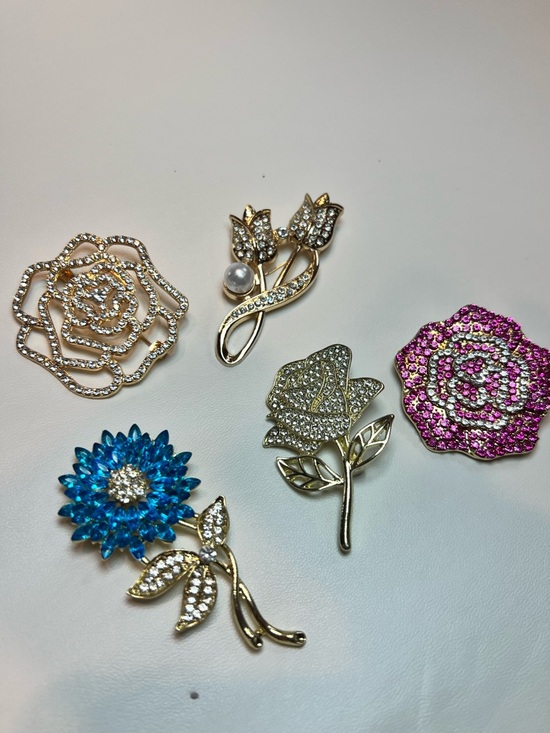 Jewelry - BUNDLE LOT summer Floral gold tone rhinestones brooches 5 pcs all Brand new